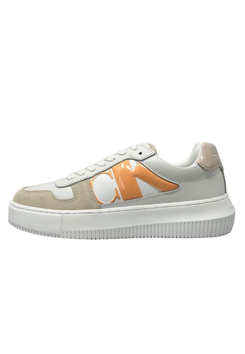 Sneaker bianco con accenti arancioni e beige, caratterizzato da una punta arrotondata, chiusura con lacci e suola in gomma texturizzata. Loghi sui lati.