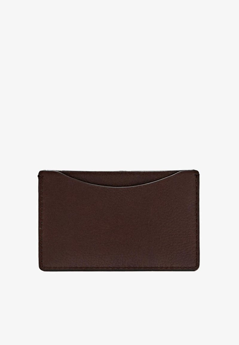 Porte-cartes en cuir marron à texture lisse, avec une ouverture supérieure simple et incurvée. Les bords finement cousus soulignent la durabilité.