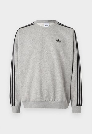 Hellgrauer Adidas Sweatshirt mit schwarzen drei Streifen an den Ärmeln und schwarzem Trefoil-Logo auf der linken Brust, Rundhalsausschnitt und gerippten Bündchen.