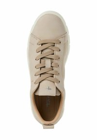 Baskets en cuir beige avec une texture lisse, bout rond et design à lacets. Présentent une semelle et une doublure intérieure de couleur claire.