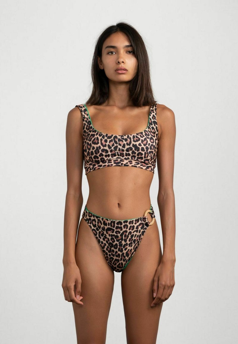 Set di bikini in stampa leopardata composto da un top corto con spalline larghe e slip a vita alta, accentuato da rifiniture verdi e un dettaglio in metallo circolare.