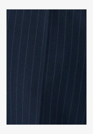 Marineblauwe stof met een fijn gestreept patroon, met een gladde textuur en een zorgvuldig geweven structuur, geschikt voor formele kleding.