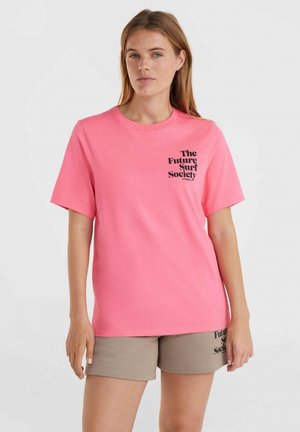 T-shirt rosa in cotone con maniche corte e scollo rotondo. Presenta una grafica nera "The Future Surf Society" nella zona sinistra del petto.