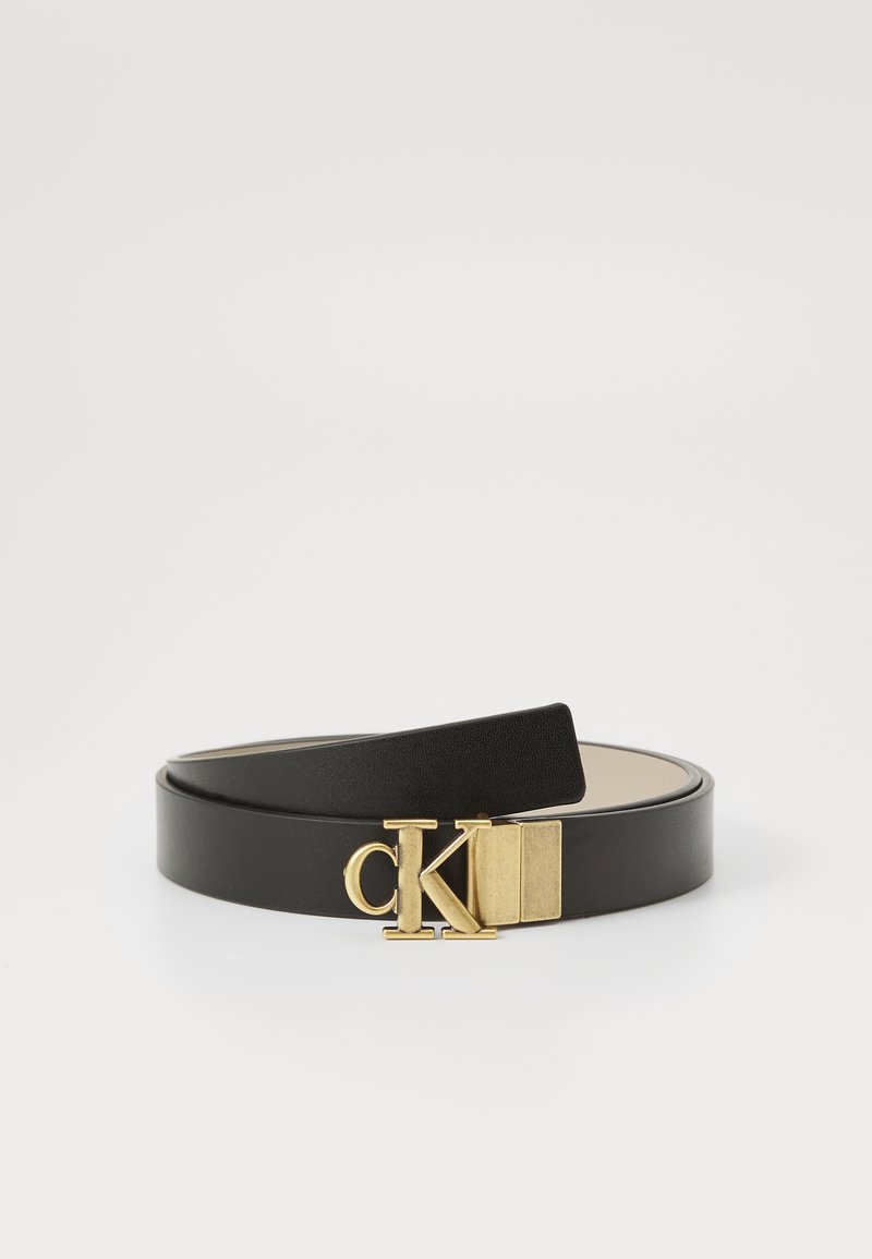 Črni usnjeni pas z zlatim zaponko s logotipom "CK". Gladka tekstura, nastavljiva dolžina, raven dizajn.