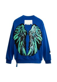 Sudadera azul con grandes diseños de alas de lentejuelas en verde y negro en la parte posterior. Cuello redondo y corte holgado. Etiqueta de hardware notable en la parte superior.