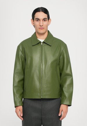 Jachetă din piele verde cu guler, fermoar frontal și buzunare laterale. Prezintă o textură netedă și o croială boxy, lejeră.