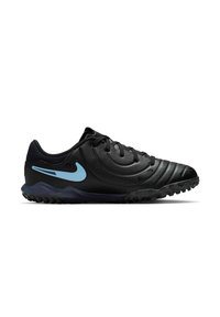 Svart idrottssko med en texturerad yta, böjd design och en ljusblå Nike-swoosh som accent. Utrustad med en gummisula med greppkomponenter.