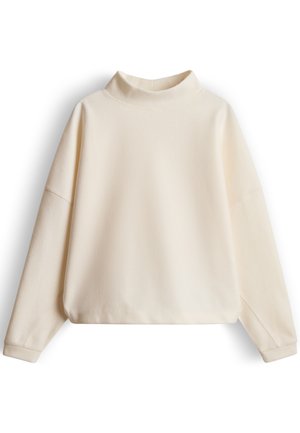 Crèmekleurige pullover met lange mouwen, een hoge col en licht verzakte schouders, getoond op een witte achtergrond.