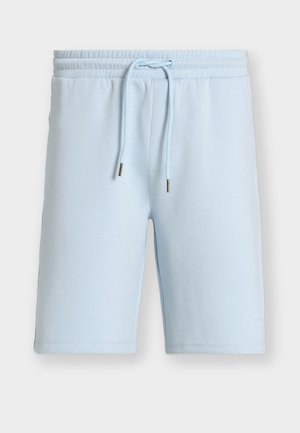 Ανοιχτό μπλε σορτς μέχρι το γόνατο με ελαστική μέση και κορδόνι, με διακριτικό ανάγλυφο κείμενο κοντά στο κάτω τελείωμα στο αριστερό πόδι.