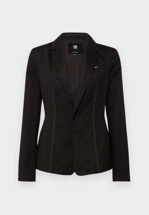 Sacou negru cu croială adaptată și guler obișnuit. Prezentă accente de cusătură albă pe partea frontală, un buzunar la piept și închidere cu buton.