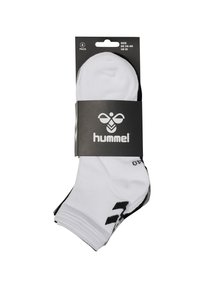 Vita sportstrumpor med svarta accenter, förpackade med en svart etikett som visar varumärket "hummel." Storlek angiven som EU 36-40, US 10. Sexpack.