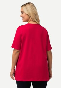 T-shirt corto a maniche corte in cotone rosso con vestibilità rilassata e scollatura rotonda, dotato di un design posteriore senza cuciture e texture liscia.