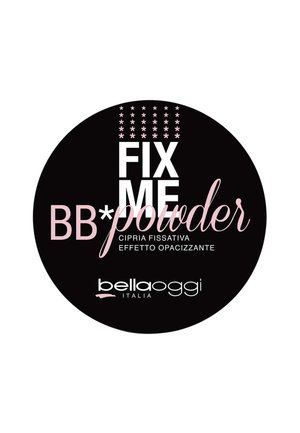 Contenitore nero rotondo con testo rosa. L'etichetta recita "FIX ME BB*powder," che indica una polvere fissante, con il marchio "bellaoggi" in fondo.