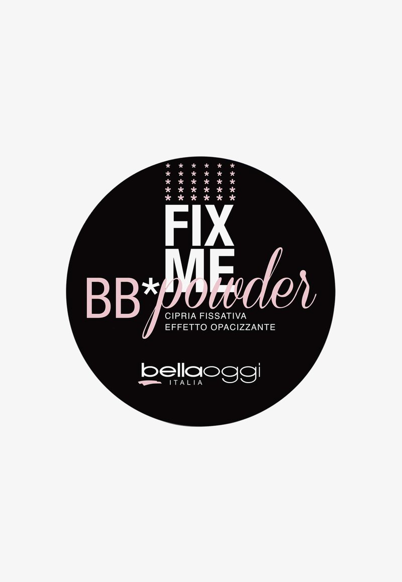 Contenitore nero rotondo con testo rosa. L'etichetta recita "FIX ME BB*powder," che indica una polvere fissante, con il marchio "bellaoggi" in fondo.