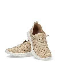 Zapatillas beige con un diseño superior texturizado y perforado, suela de goma blanca y cordones planos. Presentan pequeños detalles metálicos y marca.