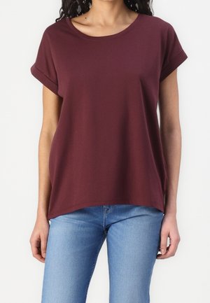 Burgundy kortärmad t-shirt med rund halsringning och uppvikta ärmar, tillverkad av mjukt tyg, matchad med ljusblå jeans.