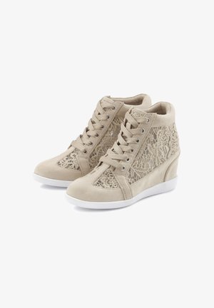 Beige Schnür-High-Top-Sneaker mit Keilabsatz, ausgestattet mit weichem Wildleder-Obermaterial und filigranen Spitzenpaneelen an den Seiten, weiße Gummisohle.