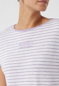 T-shirt w paski w białym i jasnofioletowym kolorze, okrągły dekolt, krótkie rękawy, z haftowanym logo "MARSEILLE" w jasnofioletowym kolorze.