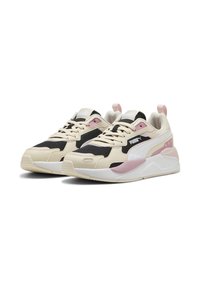 Beiga och svarta sneakers med rosa detaljer, som har ett strukturerat tygöverdel, vadderad krage och ett vitt souldesign.