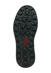 Semelle de chaussure en caoutchouc noir présentant un motif de bande de roulement texturé avec des formes croisées, et un logo "GRIP" rouge. Comprend des trous de ventilation pour la respirabilité.