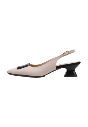 Zapato slingback beige puntiagudo con cuadrado decorativo negro en la parte delantera y tacón bajo, ancho y negro con hebilla en la correa del tobillo.