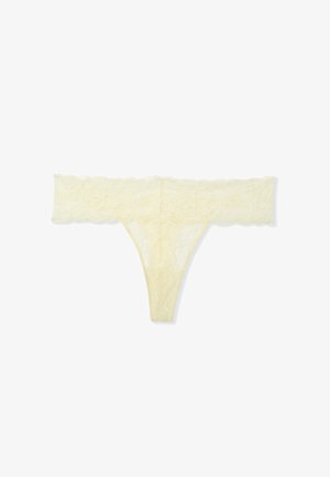 Perizoma in pizzo giallo pallido con motivo floreale, caratterizzato da una fascia larga in pizzo e sottili spalline, che offre una texture e un design delicati.