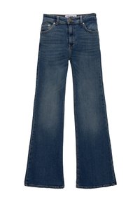 Jeans en denim évasés de couleur bleu moyen, dotés d'un design à cinq poches, d'une fermeture à bouton en laiton et d'un léger dégradé, avec une jambe droite.