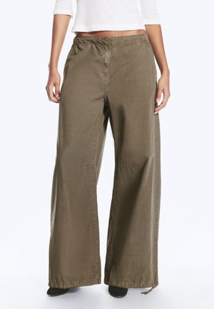 Weekday, KAITO RIPSTOP TROUSERS - Панталони - khaki green wash
