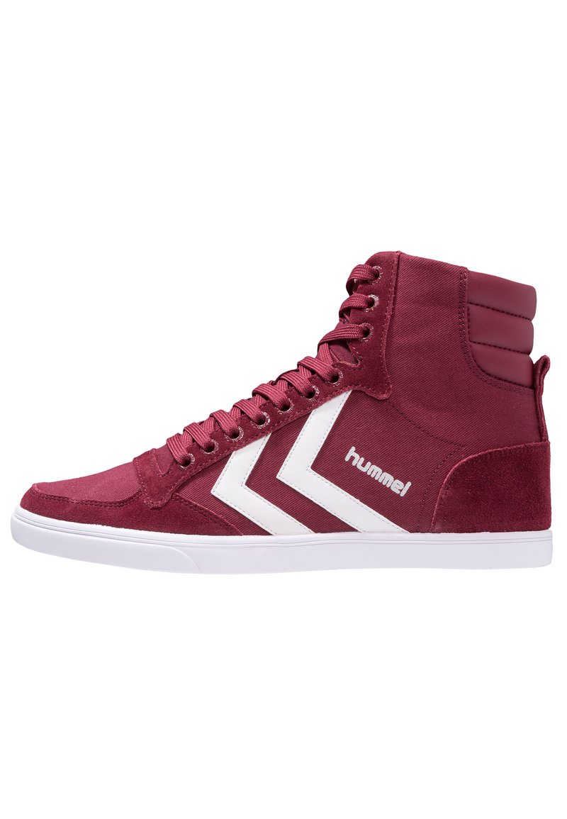 Adidași înălțați din suede și material de culoare vișinie. Au un design alb în formă de zâmbet, sistem de șireturi în față și gleznă căptușită pentru susținere.