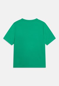 Zielona koszulka z krótkim rękawem, wykonana z gładkiego materiału, z okrągłym dekoltem i prostym wzorem bez żadnych ozdób ani nadruków.