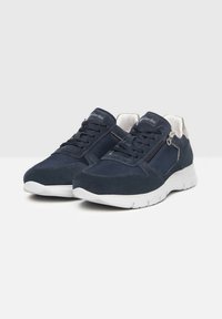 Sneakers blu navy in mesh e suede, con lacci, una cerniera laterale e una suola in gomma bianca. Design durevole e moderno.