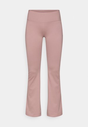 Lys rosa vide bukser laget av elastisk stoff. Har høyt liv og glatt tekstur uten synlige mønstre eller detaljer.