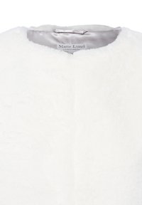 Cappotto in pelliccia ecologica bianca con una texture morbida, collo rotondo e chiusura con gancio singolo, dotato di una fodera in raso e etichetta di Marie Lund.