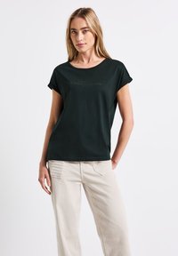 Mörkgrön t-shirt med korta rullade ärmar och rundad hals. Har pr�äglad text "Sommarkvällar" framtill. Mjuk tyg.