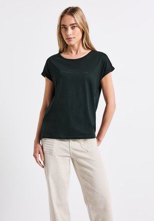 Donkergroene t-shirt met korte opgerolde mouwen en een ronde hals. Heeft reliëf tekst "Zomeravonden" op de voorkant. Zachte stof.