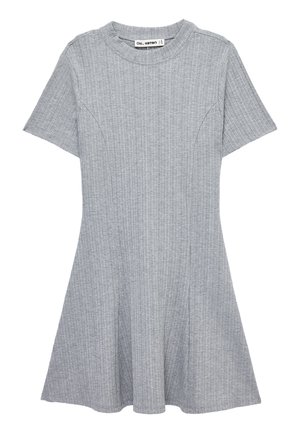 Kort grijs geribd gebreide jurk met een ronde hals en een uitlopende rok, plat liggend op een witte achtergrond.