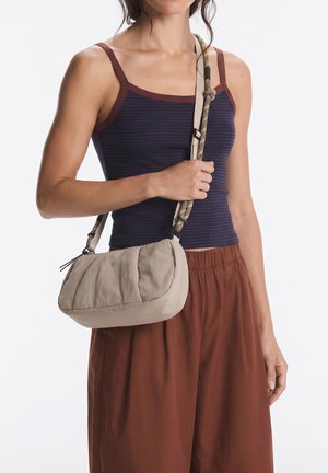 OYSHO, PADDED CROSSBODY BAG - Sac bandoulière - ecru
