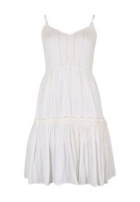 Abito estivo bianco con spalline sottili e regolabili. Corpo arricciato con un design smock e una gonna svasata testurizzata, con un accento in pizzo in vita.
