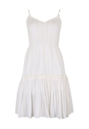 Abito estivo bianco con spalline sottili e regolabili. Corpo arricciato con un design smock e una gonna svasata testurizzata, con un accento in pizzo in vita.
