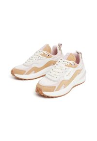 Beige en crèmekleurige sneakers met een bovenwerk van mesh en suede, vetersluiting en rubberen zool met een gestructureerd loopvlak.