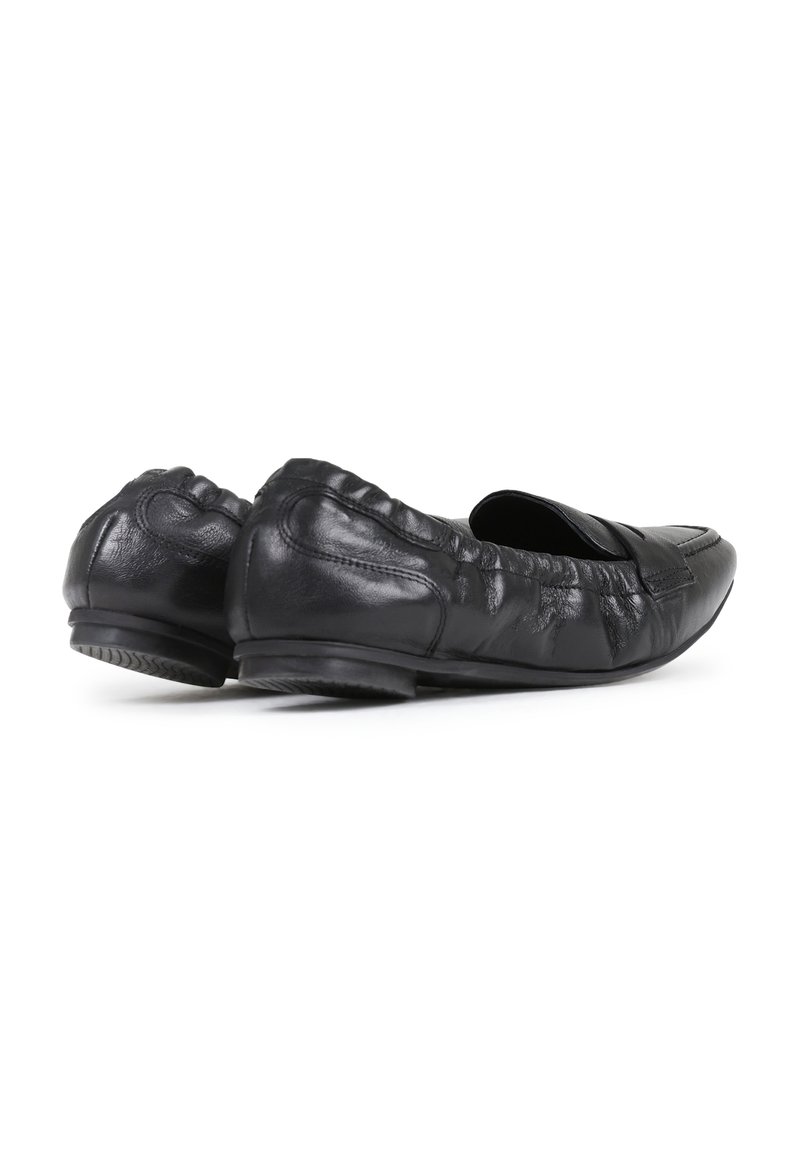 Zwarte leren balletschoenen met een laag profiel en een ronde neus. Kenmerkt zich door een zachte, gekreukte textuur en een minimalistisch ontwerp. Flexibele rubberen zool voor comfort.