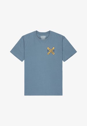 T-shirt di cotone azzurro chiaro con maniche corte e scollo rotondo. Presenta un design grafico di elementi gialli incrociati sul petto.