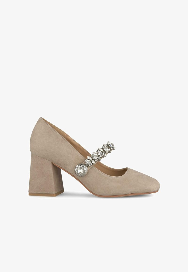 Scarpa con tacco alto in suede beige, dalla punta quadrata, tacco a blocco e una decorativa fascia di strass sul dorso del piede. Texture liscia, design minimale.