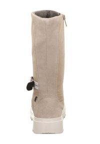 Beige Wildleder-Stiefel in kniehoher Länge mit glatter Textur, rückseitigem Reißverschluss und einem kontrastierenden weißen Riemen am Knöchel. Gummisohle.