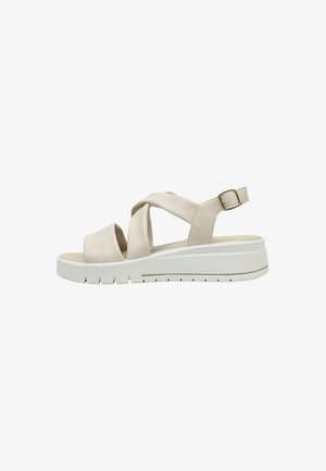 Sandalia de cuña beige con tiras anchas cruzadas, cierre de hebilla y suela blanca texturizada con detalles de la banda de rodadura.