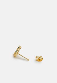 Goldene Metallohrringe mit rundem Design und bunten Steinakzenten. Enthalten einen Stecker und eine Klappverschluss für sicheren Halt.