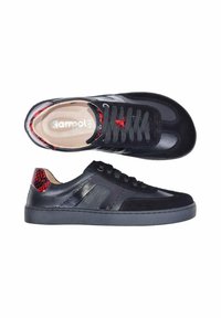 Baskets en cuir noir avec lacets noirs et détail de talon en cuir serpent rouge, vues de dessus et de côté sur fond blanc.