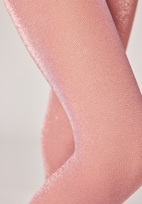 Genomskinliga rosa strumpbyxor med en skimrande finish, som har en mjuk yta och ett lätt stickat mönster, vilket framhäver en jämn färgdistribution.