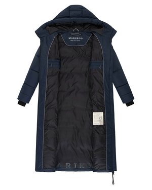 Caban lung, căptușit, de culoare bleumarin, cu glugă, căptușeală interioară neagră vizibilă, mâneci cusute, etichetă interioară și fermoar întredeschis la bază.