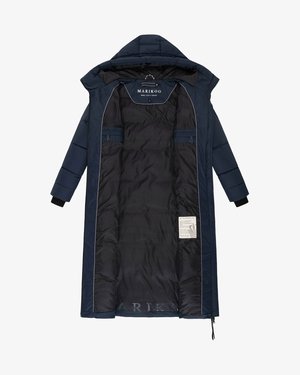 Caban lung, căptușit, de culoare bleumarin, cu glugă, căptușeală interioară neagră vizibilă, mâneci cusute, etichetă interioară și fermoar întredeschis la bază.